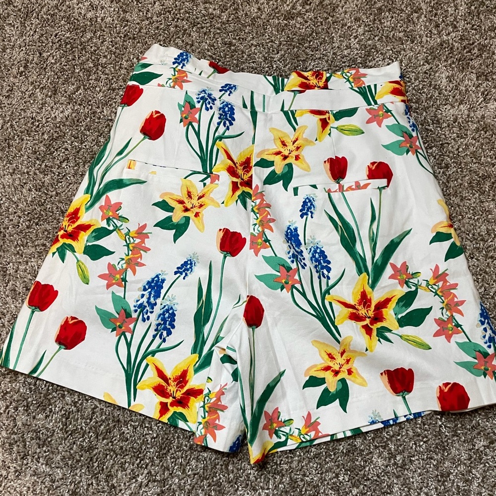 New York & Company 4” Stretch Shorts - Picture 2 of 2